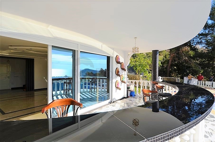 Двухэтажная вилла с видом на море в районе Тепе