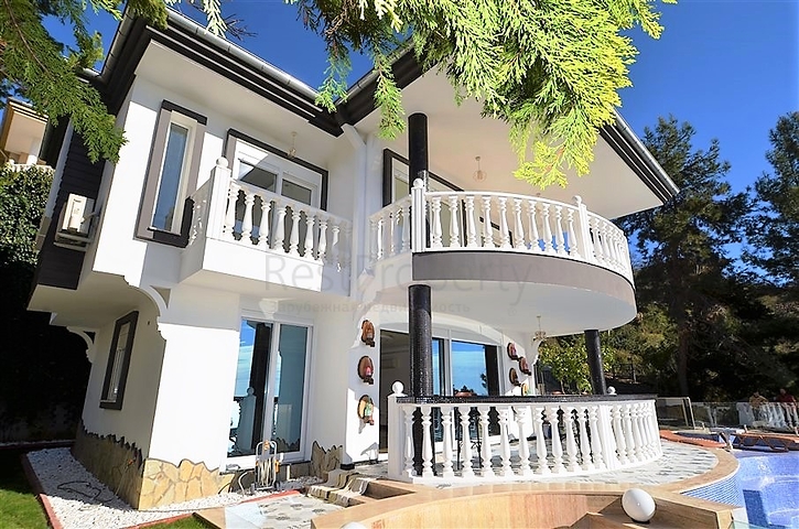 Двухэтажная вилла с видом на море в районе Тепе