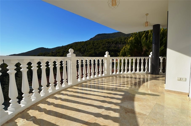 Двухэтажная вилла с видом на море в районе Тепе