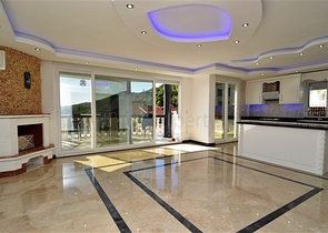 Двухэтажная вилла с видом на море в районе Тепе