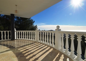 Двухэтажная вилла с видом на море в районе Тепе