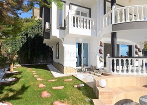 Двухэтажная вилла с видом на море в районе Тепе