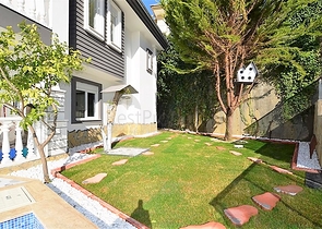 Двухэтажная вилла с видом на море в районе Тепе