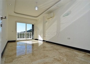 Двухэтажная вилла с видом на море в районе Тепе