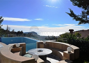 Двухэтажная вилла с видом на море в районе Тепе