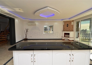 Двухэтажная вилла с видом на море в районе Тепе