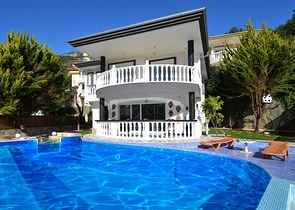 Двухэтажная вилла с видом на море в районе Тепе