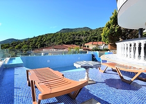 Двухэтажная вилла с видом на море в районе Тепе