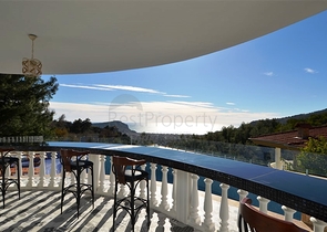 Двухэтажная вилла с видом на море в районе Тепе