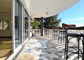 Двухэтажная вилла с видом на море в районе Тепе