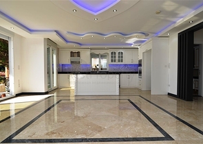 Двухэтажная вилла с видом на море в районе Тепе