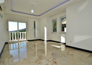 Двухэтажная вилла с видом на море в районе Тепе