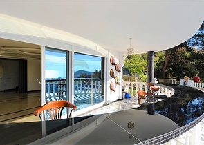 Двухэтажная вилла с видом на море в районе Тепе