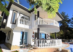 Двухэтажная вилла с видом на море в районе Тепе