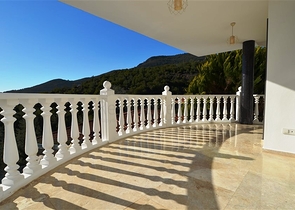 Двухэтажная вилла с видом на море в районе Тепе