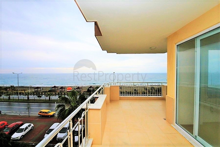 Квартира 2+1 на первой береговой линии в Махмутларе