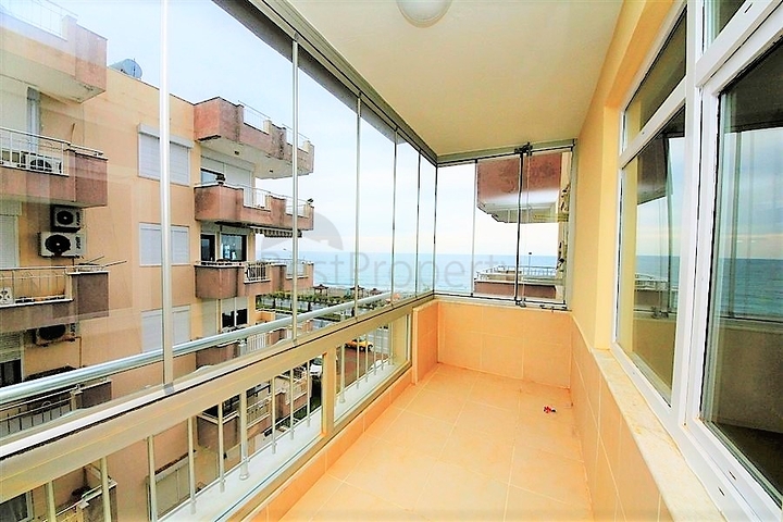 Квартира 2+1 на первой береговой линии в Махмутларе