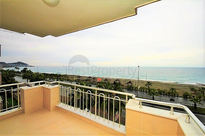 Квартира 2+1 на первой береговой линии в Махмутларе