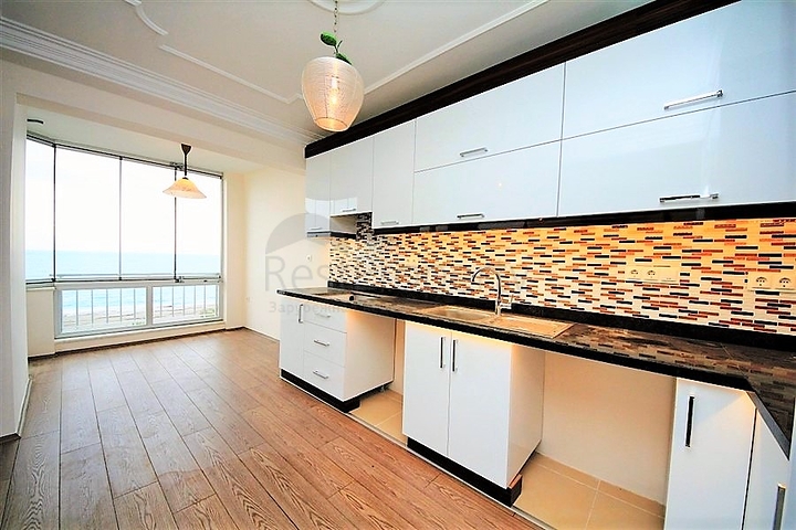 Квартира 2+1 на первой береговой линии в Махмутларе