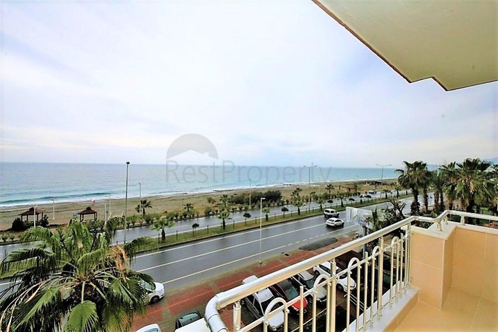 Квартира 2+1 на первой береговой линии в Махмутларе