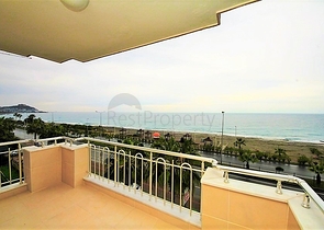 Квартира 2+1 на первой береговой линии в Махмутларе