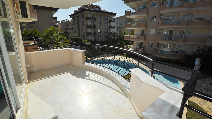 Трехкомнатная квартира с мебелью в жилом комплексе района Оба