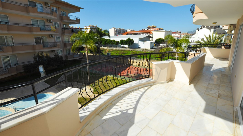 Трехкомнатная квартира с мебелью в жилом комплексе района Оба