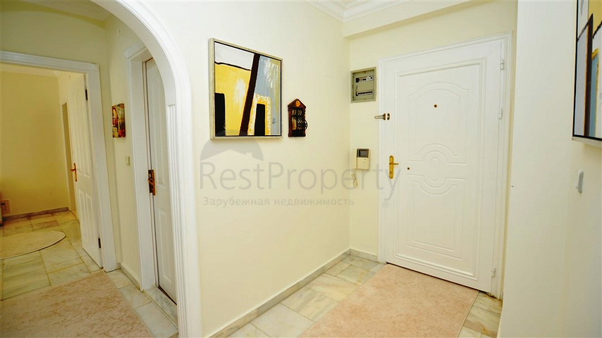 Трехкомнатная квартира с мебелью в жилом комплексе района Оба