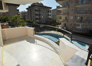 Трехкомнатная квартира с мебелью в жилом комплексе района Оба