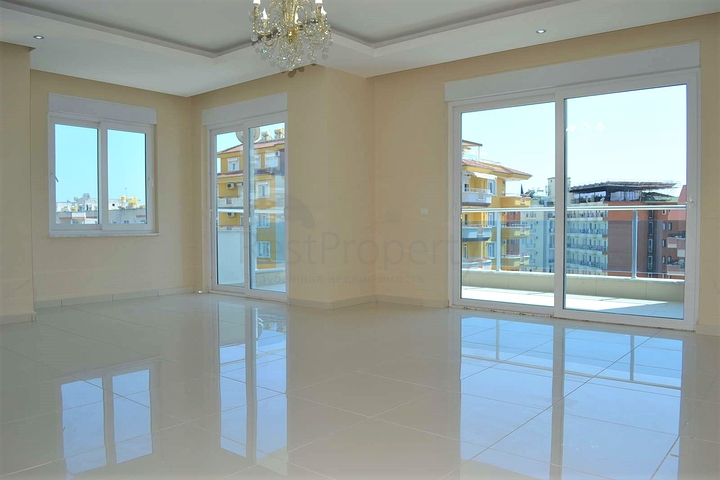 Четырехкомнатная квартира в шаговой доступности от моря