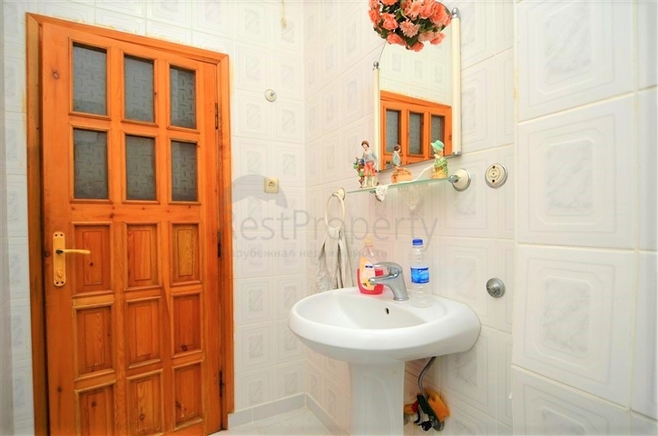 Большая вилла в шаговой доступности от моря в Кестеле