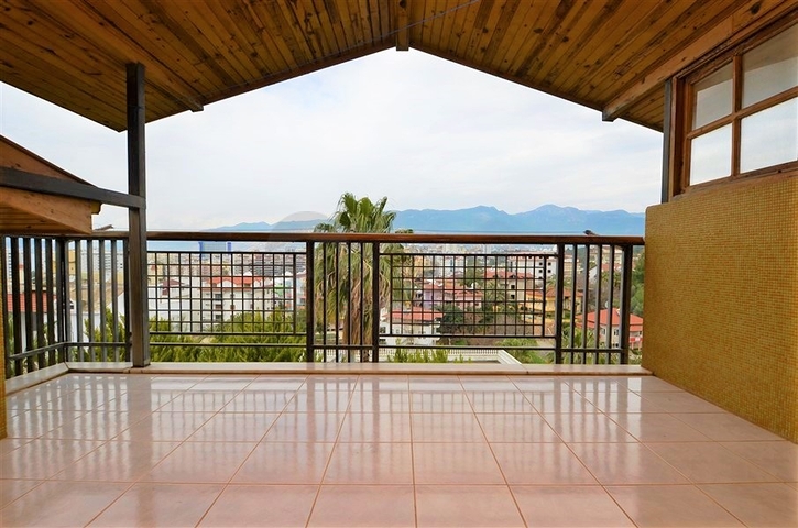 Большая вилла в шаговой доступности от моря в Кестеле