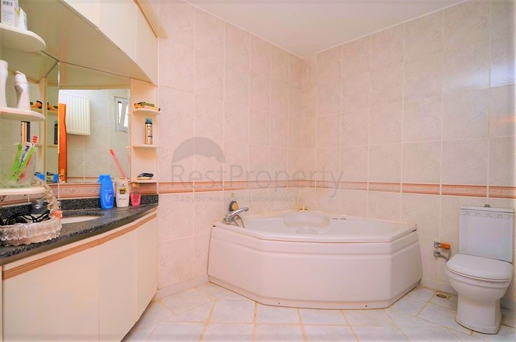 Большая вилла в шаговой доступности от моря в Кестеле