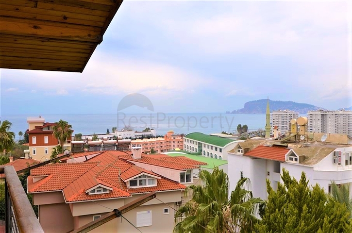 Большая вилла в шаговой доступности от моря в Кестеле