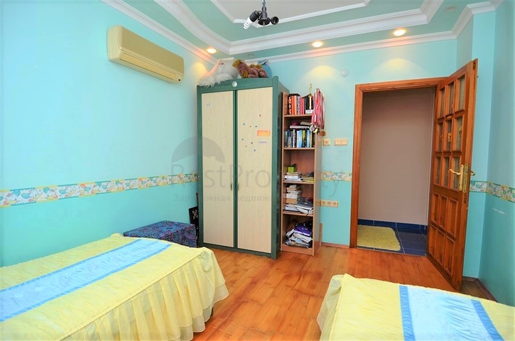 Большая вилла в шаговой доступности от моря в Кестеле