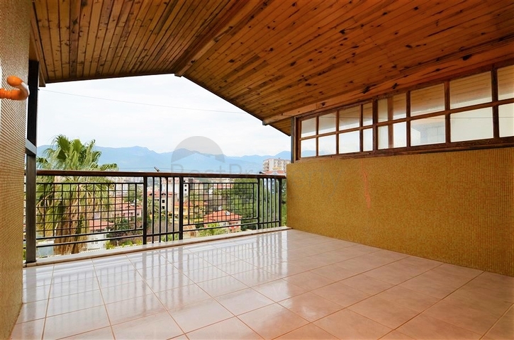 Большая вилла в шаговой доступности от моря в Кестеле