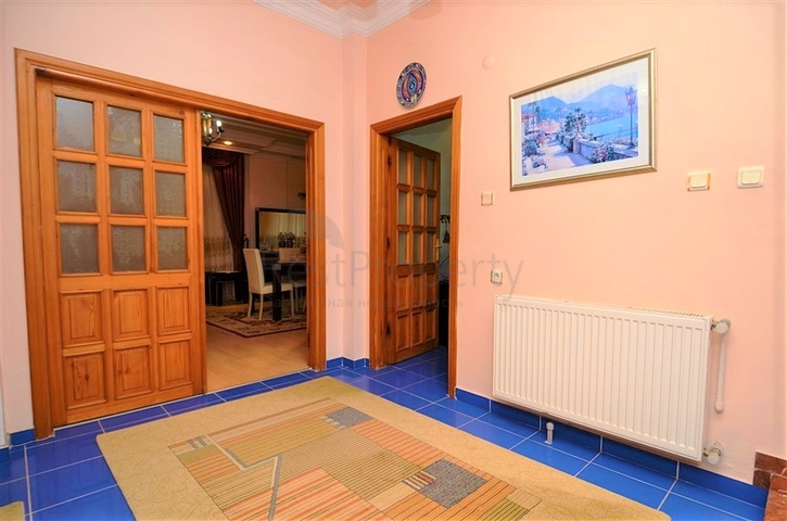 Большая вилла в шаговой доступности от моря в Кестеле