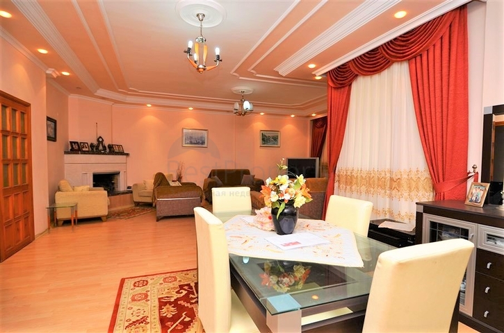 Большая вилла в шаговой доступности от моря в Кестеле