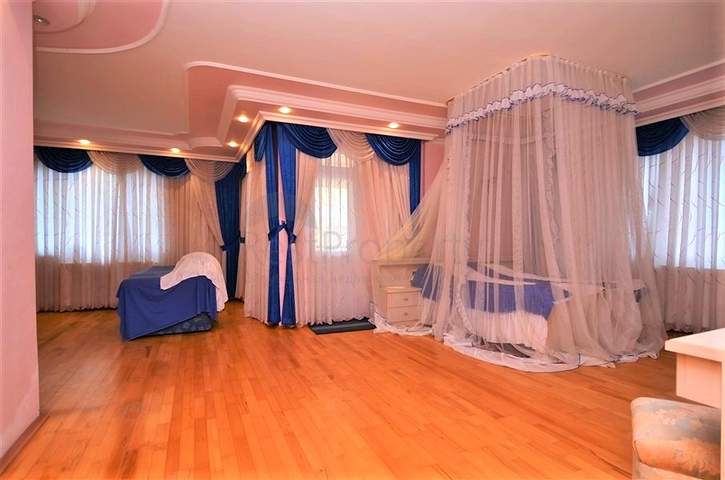 Большая вилла в шаговой доступности от моря в Кестеле