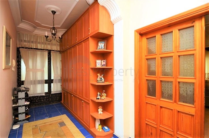 Большая вилла в шаговой доступности от моря в Кестеле