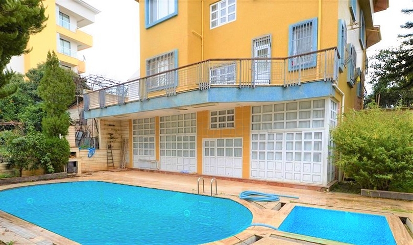 Большая вилла в шаговой доступности от моря в Кестеле