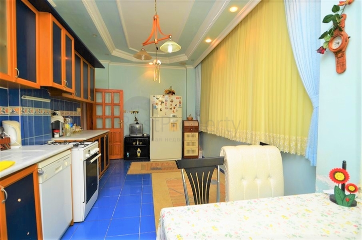 Большая вилла в шаговой доступности от моря в Кестеле