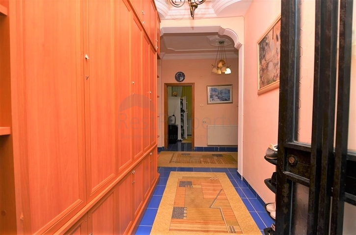 Большая вилла в шаговой доступности от моря в Кестеле