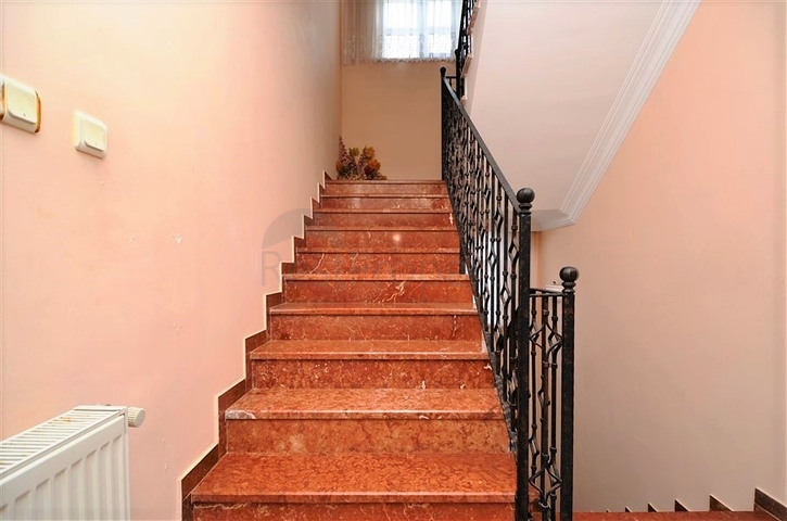 Большая вилла в шаговой доступности от моря в Кестеле