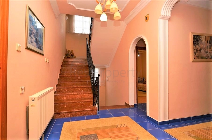 Большая вилла в шаговой доступности от моря в Кестеле