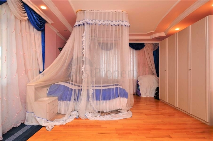 Большая вилла в шаговой доступности от моря в Кестеле