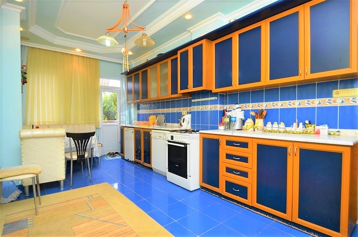 Большая вилла в шаговой доступности от моря в Кестеле