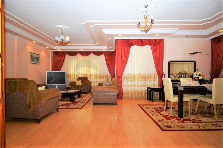 Большая вилла в шаговой доступности от моря в Кестеле