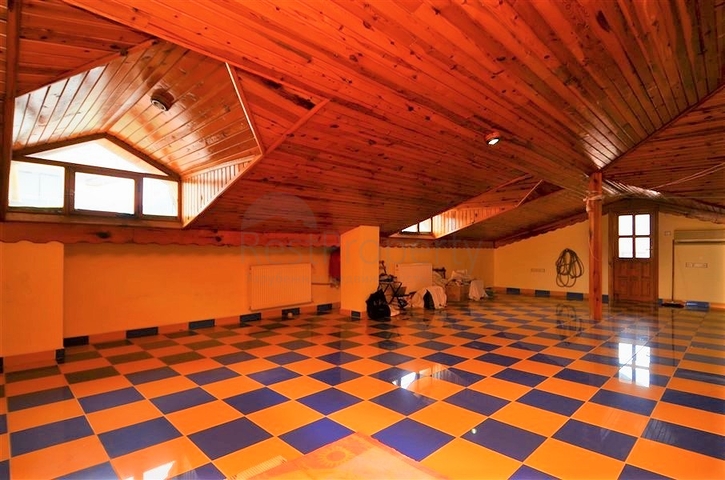 Большая вилла в шаговой доступности от моря в Кестеле