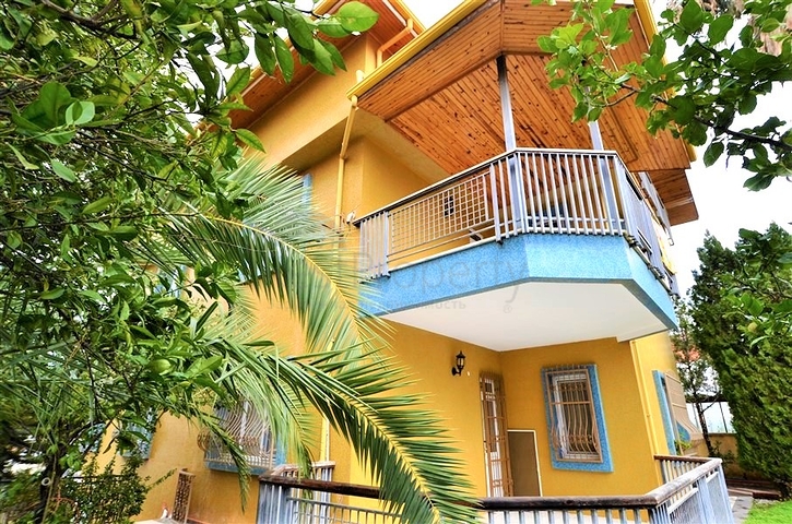 Большая вилла в шаговой доступности от моря в Кестеле